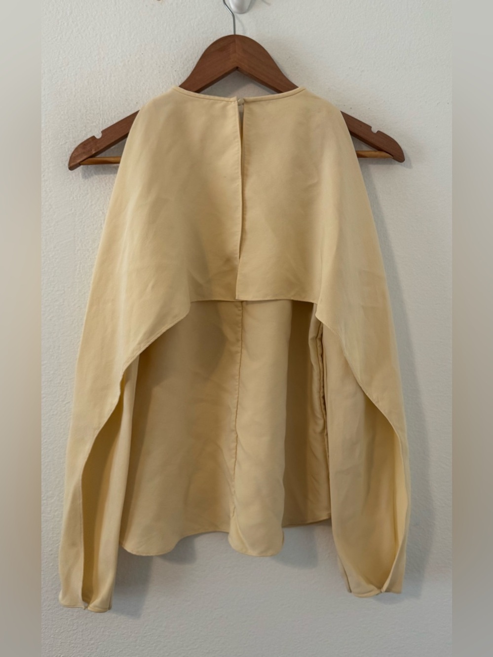 St. John Collection Sp 2021 100% Silk Cape Overlay Blouse Open Arm Size 2 *Read - Picture 2 of 15